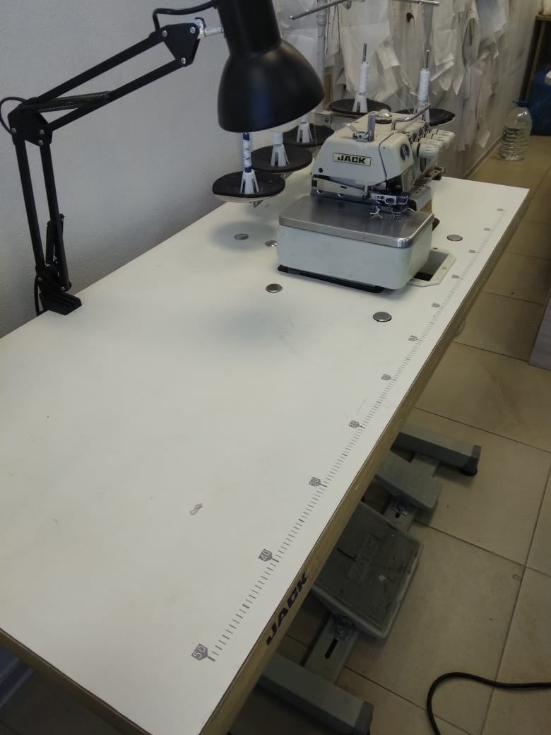 Продам промышленный 5-ниточный оверлок JACK-766-5-516M2-35 с большим рабочим столом. Оверлок в идеальном рабочем состоянии. 220 В.