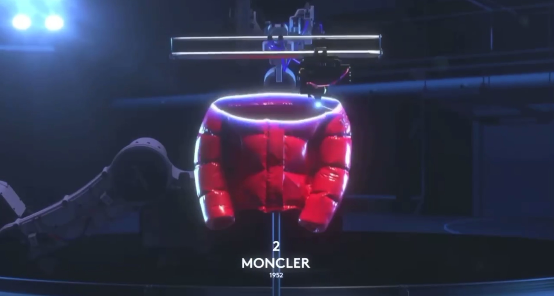 Робо-руки печатают лазерами пуховики для Moncler