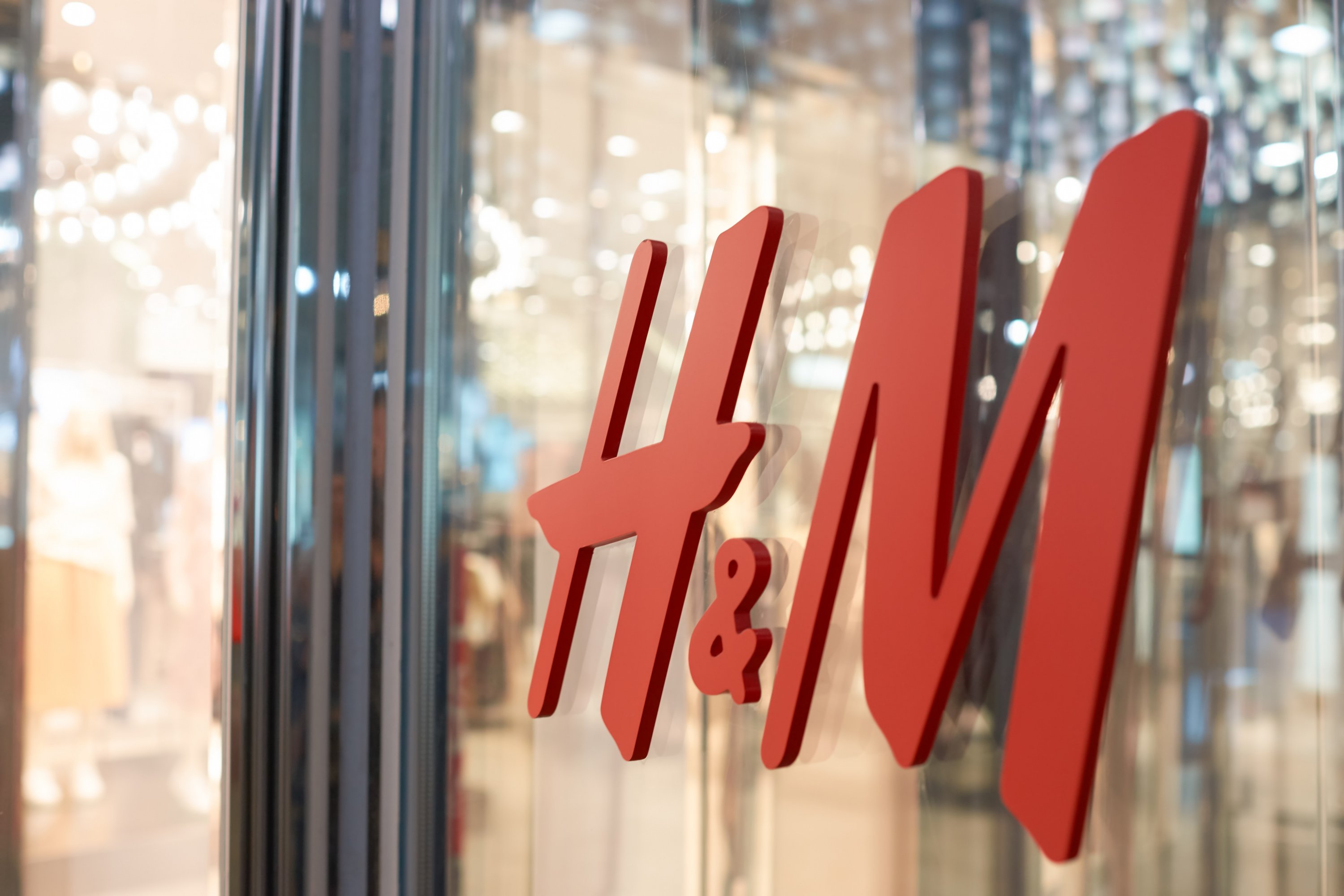 Одежда из секонд-хенда появилась на сайте H&M