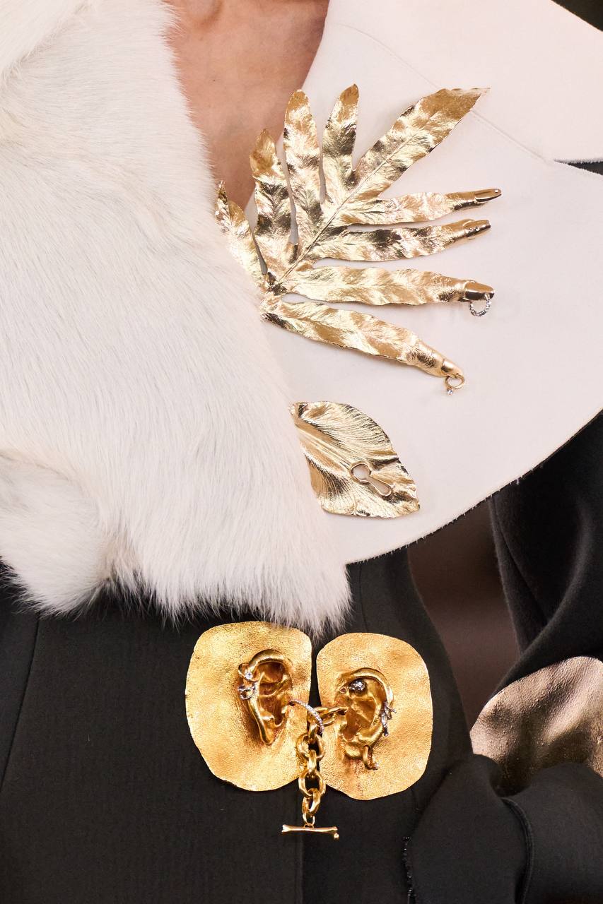 Потрясающая брошь с показа Schiaparelli