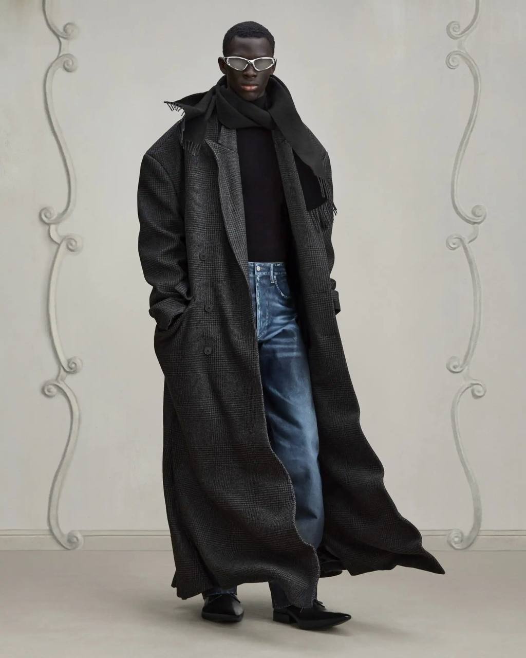 Пальто со вчерашнего кутюрного показа Balenciaga