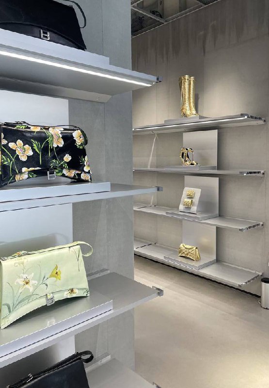 Пока Burberry открывает новые точки