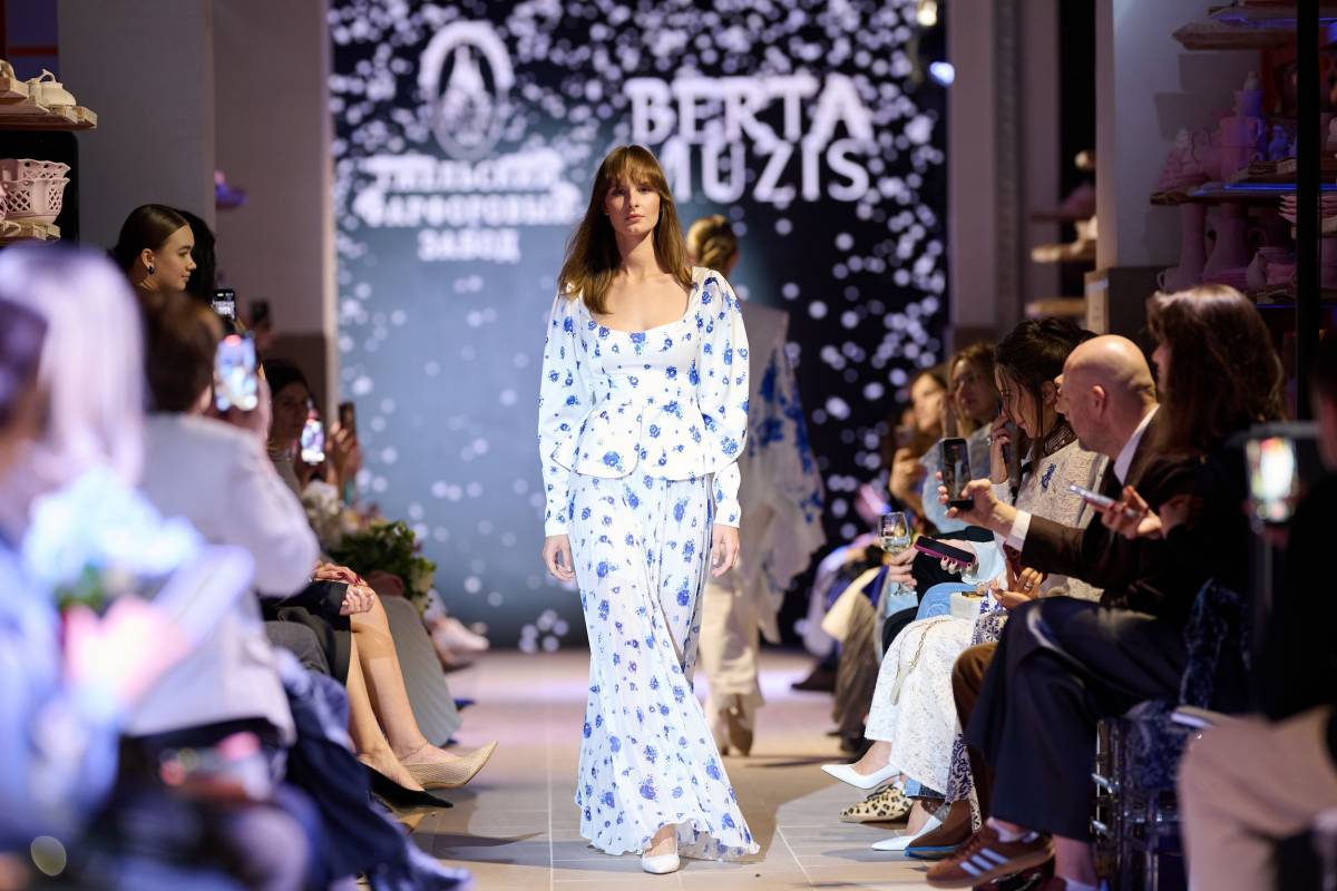 На Гжельском фарфоровом заводе прошел модный показ