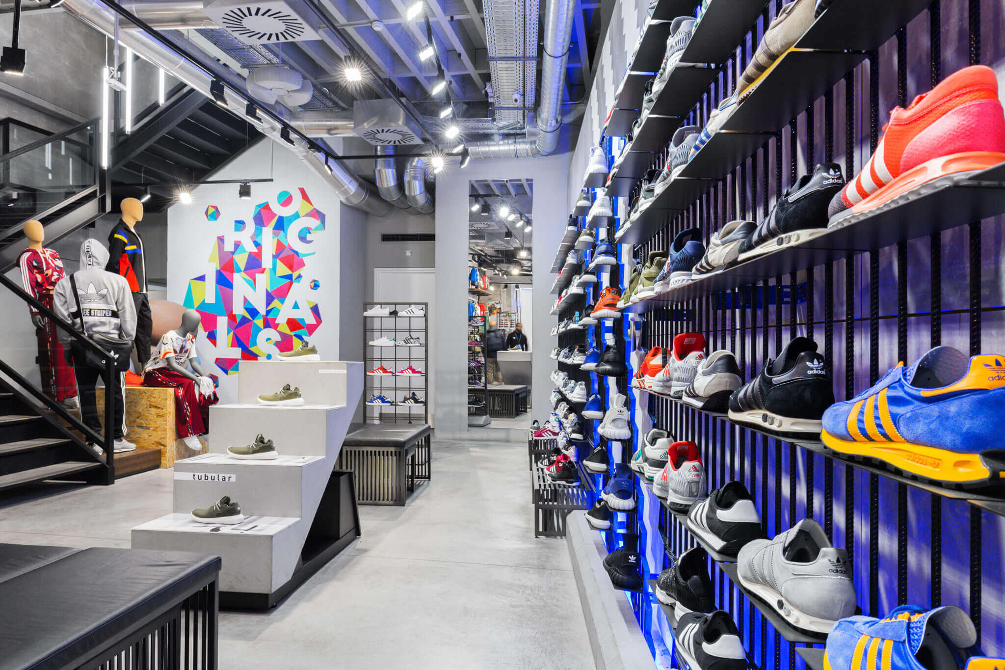 Adidas снижает годовой прогноз и уходит из России