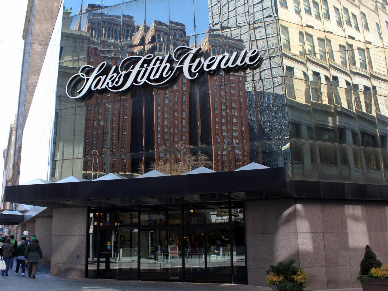 Владелец Saks Fifth Avenue компания