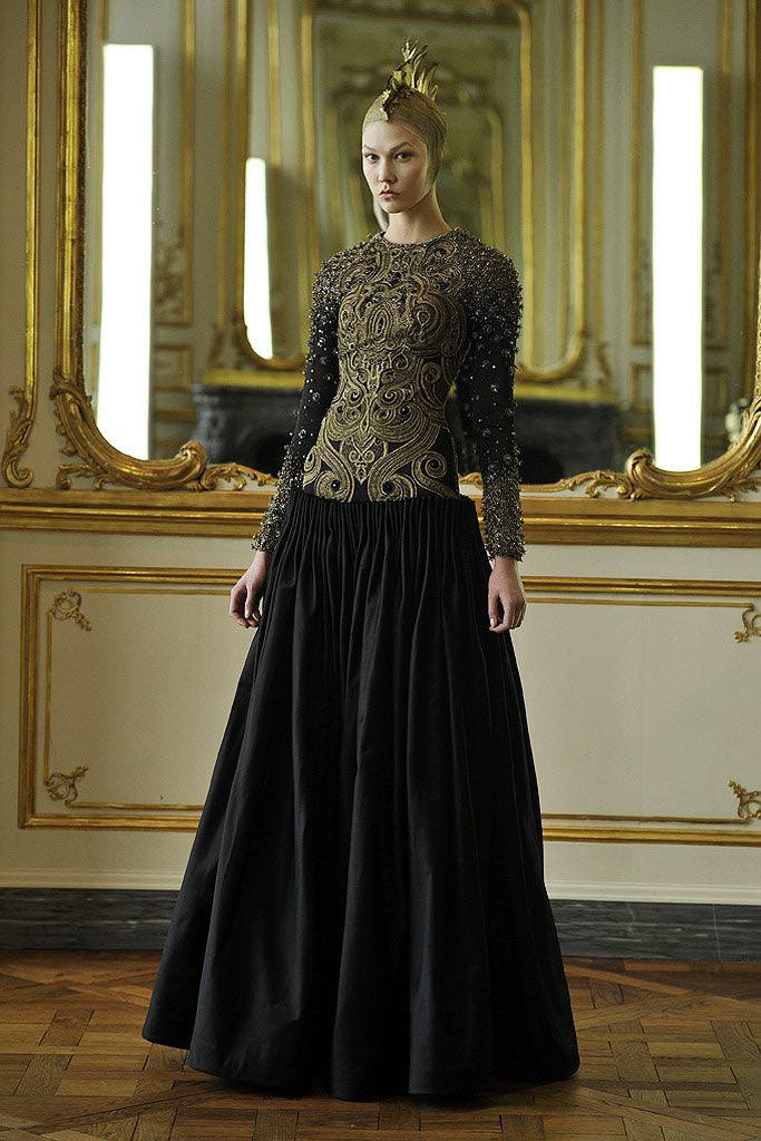 Французская певица Билал Ассани вышла на дорожку в Каннах в платье Alexander Mcqueen FW10