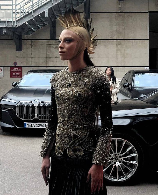 Французская певица Билал Ассани вышла на дорожку в Каннах в платье Alexander Mcqueen FW10