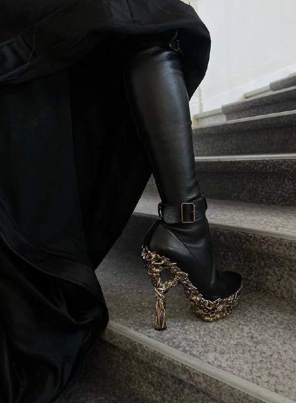 Французская певица Билал Ассани вышла на дорожку в Каннах в платье Alexander Mcqueen FW10