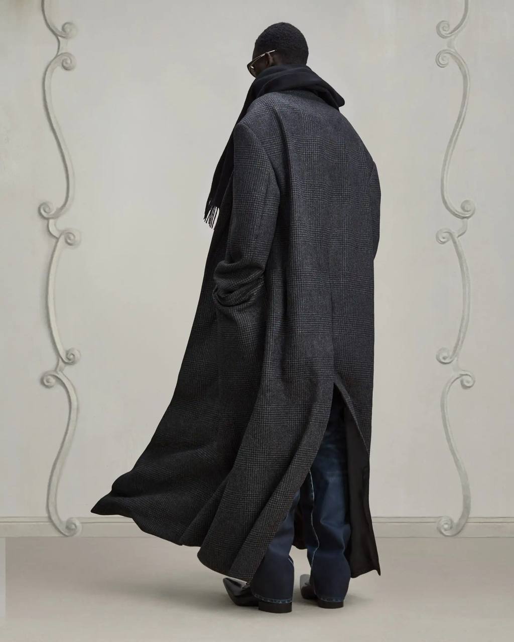 Пальто со вчерашнего кутюрного показа Balenciaga