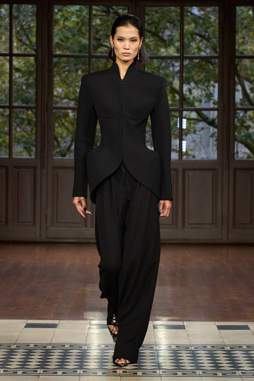 Кейси Кадволладер, создавая весну Mugler