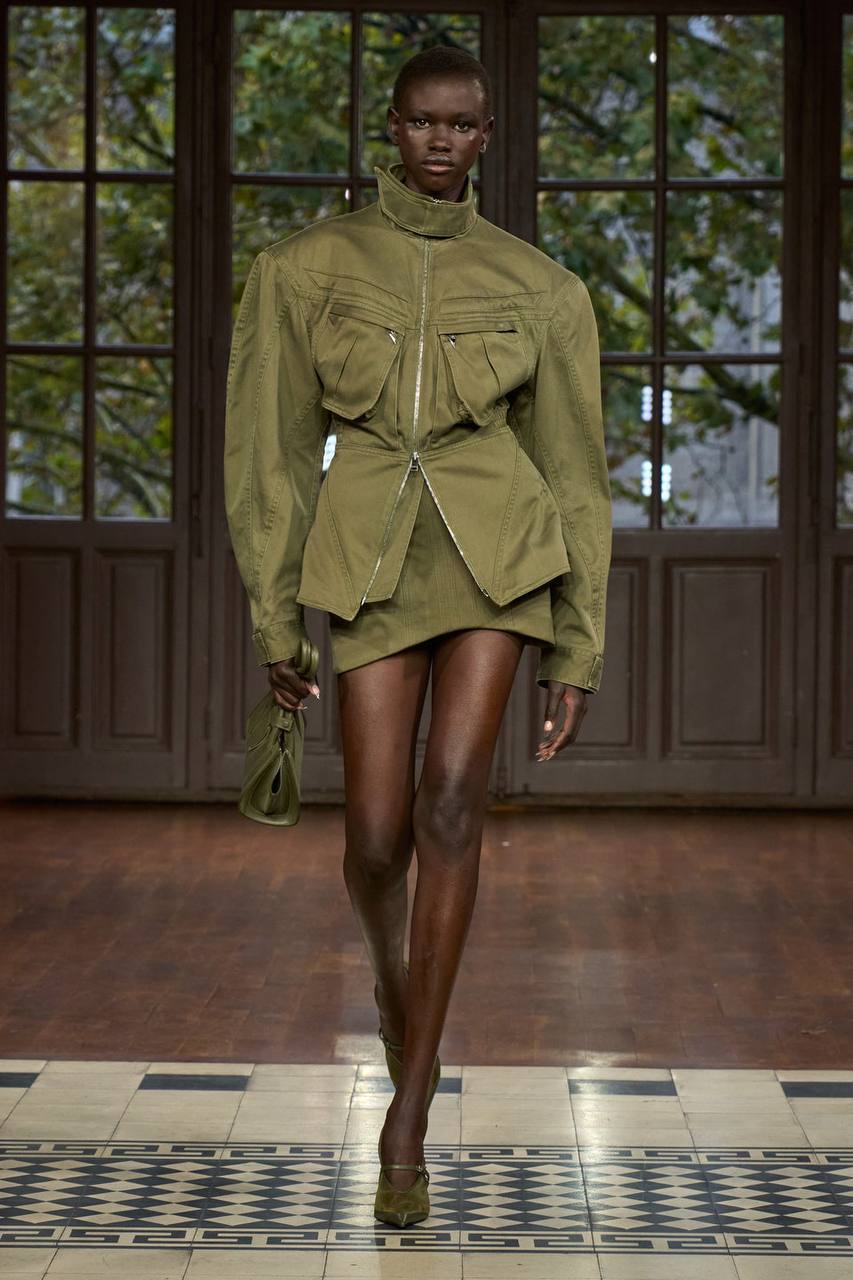 Кейси Кадволладер, создавая весну Mugler
