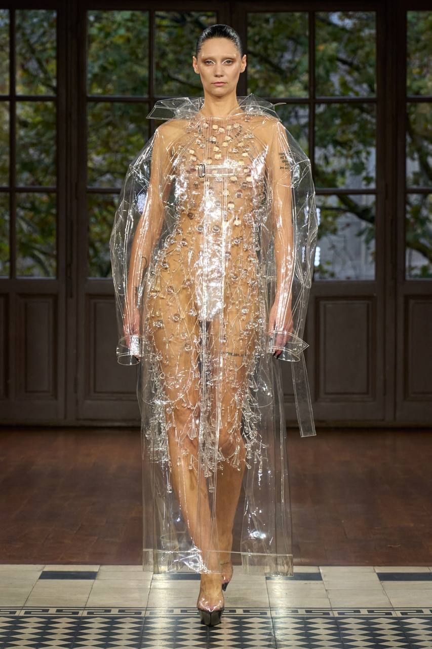 Кейси Кадволладер, создавая весну Mugler