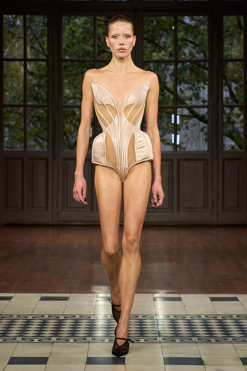 Кейси Кадволладер, создавая весну Mugler