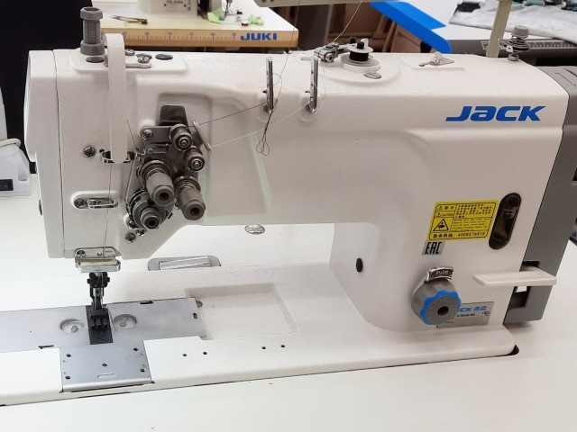 Двухигольная швейная машина 